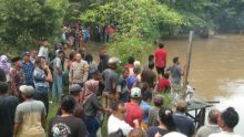 Warga Tanjung Pura yang Jatuh dari Titi Pelawi Belum Ditemukan