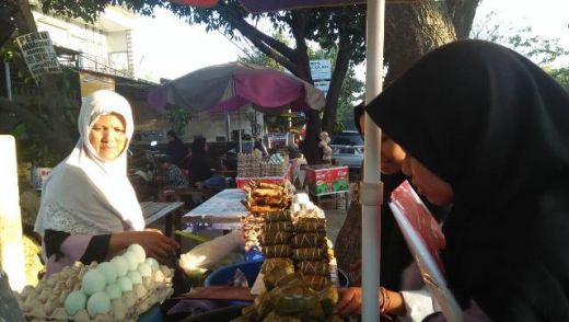 Hawaniyah, Menjual Ketupat Unyu-Unyu di Maccopa Maros Membantu Suami Cari Penghidupan
