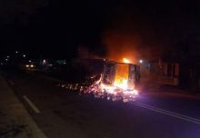 Mobil Pengangkut Arang dan kelapa Terbakar di Simpang Kampus FKIP Budi Daya