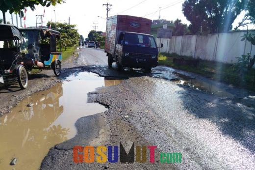 Jalan Industri Tanjung Morawa Rusak Berat