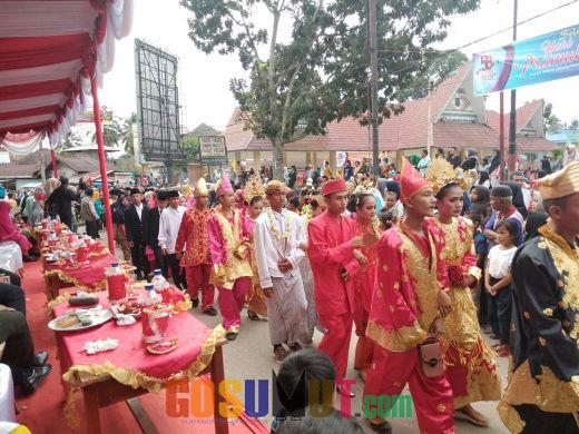 Pernak Pernik Pakai Adat Budaya se Indonesia Mewarnai Karnaval di Kabupaten Palas
