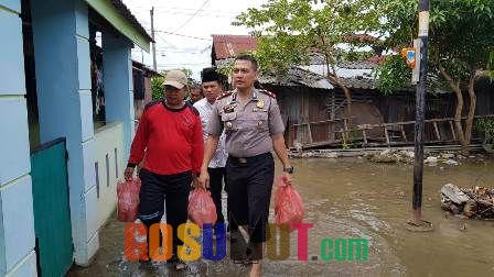Kapolsek Percut bagikan Nasi Bungkus kepada Korban Banjir