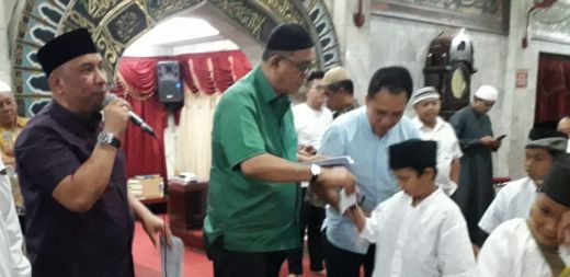 Kubah Baru Masjid Agung Dipasang, BKM Jamu 1.030 Anak Yatim Piatu
