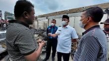 Tinjau Lokasi Kebakaran, Bupati Darma Wijaya Sampaikan Turut Berduka kepada Pedagang