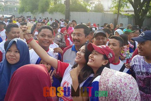 Ribuan Masyarakat Berebut Menyalami dan Berfoto Bersama Tengku Erry