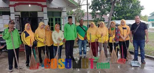 DLH Labuhanbatu Gotong royong di Jumat Bersih Bersama Perangkat Kelurahan