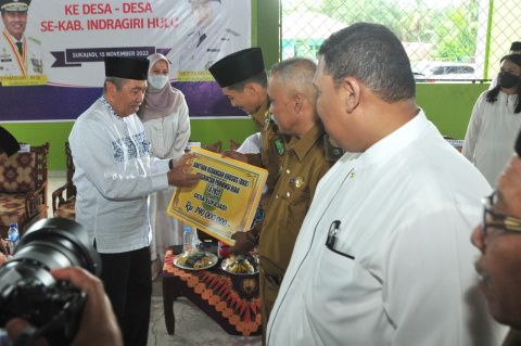 Gubernur Riau Serahkan BKK Desa di Kabupaten Inhu