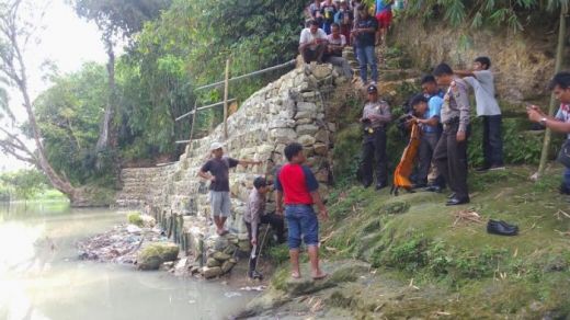 Warga Berbondong-bondong Melihat Temuan Mayat di Sungai Bah Bolon