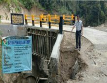 Proyek Jembatan Penghubung Berbiaya Setengah Milliar di Kecamatan Dolok Panribuan Sudah Longsor