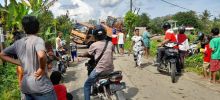 Truk Fuso Buat Kemacetan di Jalan Medan - Karang Sari