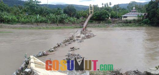Runtuhnya Jembatan di Tapsel Persulit Akses Warga Desa