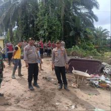 Polres Palas Bergerak Cepat Bantu Warga Bersihkan Lumpur dan Sampah Pasca Banjir