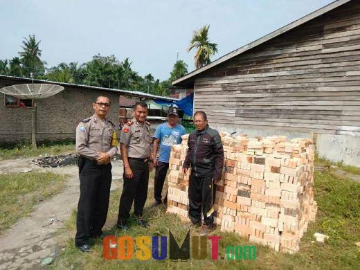 Kapolsek Bilah Hilir Sumbang 5.000 Batu Bata kepada Korban Kebakaran di Kampung Nelayan
