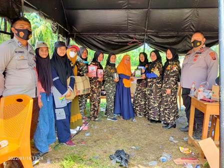 Wanita Banser dan Fatayat NU Saluran Bantuan Buku Pelajaran ke Madrasah Al Hasanah Sutam