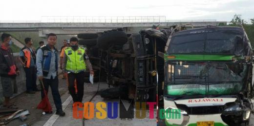 Dihantam Bus Rajawali, Truk Cold Diesel Terbalik di Ruas Jalan Tol Perbaungan