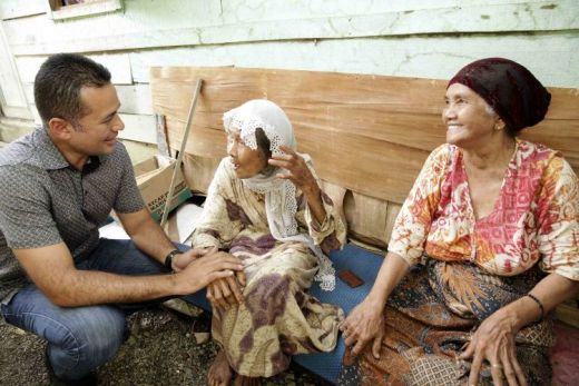 Bersama Penghuni Panti Jompo, Ijeck Ingat Sang Nenek