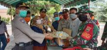 Hari ke 2, Forkopimcam Teluk Mengkudu Bagikan 75 Bungkus Nasi Dan Masker Kepada Kaum Dufa