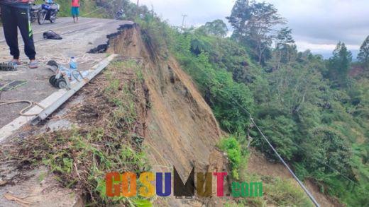 Jalan Menuju Air Terjun Sampuran Na Pitu Samosir Amblas