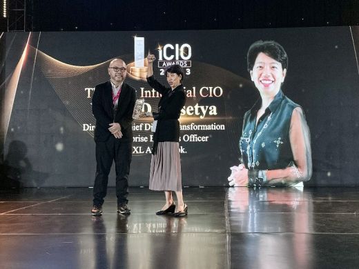 Direktur XL Axiata dan XL HOME Raih Penghargaan Bergengsi dalam Ajang iCIO Awards 2023