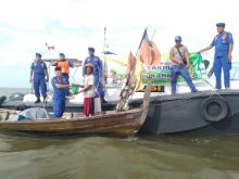 Satpolair Polres Tanjungbalai  Bagi- Bagi Takjil di Perairan Asahan