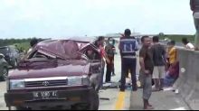 Breaking News! Diduga Ban Pecah, Mobil Kijang Bawa Penumpang Satu Keluarga Laka Tunggal di Ruas Jalan Tol KM-53-200