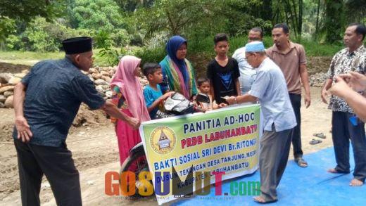 Ketua PRDB Labuhanbatu Serahkan Bantuan ke Anak Yatim di Dusun Tekongan