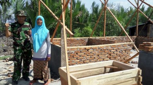 Prajurit TNI Siap Selesaikan Bedah Rumah Ibu Arsanah