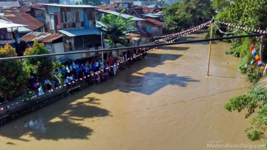 Unik, Warga Kampung Aur Lomba Panjat Pinang di Atas Sungai Deli