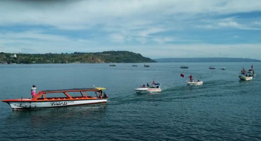 Nelayan Toba Samosir Pawai Kemerdekaan di Atas Danau Toba