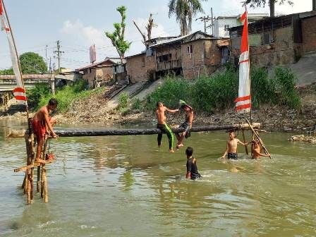 Lomba Pukul Bantal di Sungai Deli, Tak Jago Risikonya Kejebur