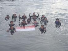 Mantap!! HUT ke 76 RI Penyelam RSI Kibarkan Merah Putih di Kedalaman 12 Meter di Danau Toba