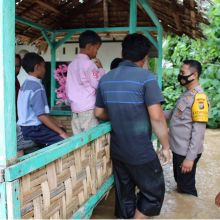 Turun ke Titik Banjir, Kapolres Labuhanbatu Berikan Sembako kepada Warga