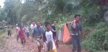 Jalannya Hancur, Boru Sihotang Terpaksa Digotong untuk Berobat