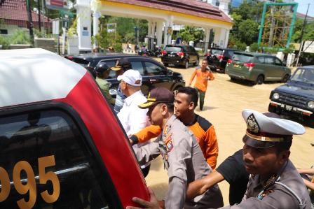 Wali Kota, Dandim & Kapolrestabes Ikut Dorong Angkot