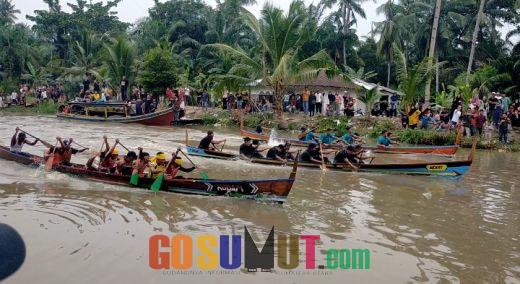 Lomba Dayung Tradisional Desa Karang Gading Sedot Ribuan Penonton