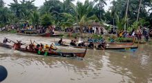 Lomba Dayung Tradisional Desa Karang Gading Sedot Ribuan Penonton