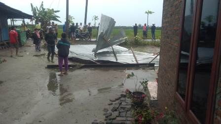 Hujan Disertai Angin, 2 Atap Rumah Warga di Tanjung Beringin Berhamburan