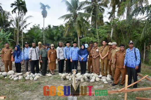 Soekirman Letakkan Batu Pertama Kantor BKAD dan Bumdes Bersama Teman Sejati Di Kecamatan Teluk Mengkudu