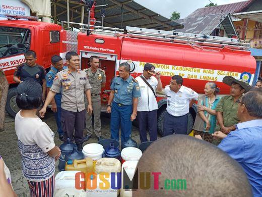 Lanal Nias Bersama Forkopimda Nisel dan Panitia Paskah Salurkan 8000 Liter Air Bersih Kepada Warga Kecamatan Lolomatua