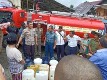 Lanal Nias Bersama Forkopimda Nisel dan Panitia Paskah Salurkan 8000 Liter Air Bersih Kepada Warga Kecamatan Lolomatua