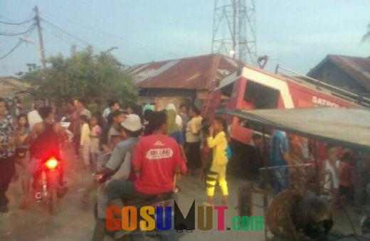 Mobil Damkar Tabrak Rumah Warga, Dua Orang Terluka