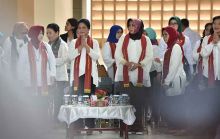 Ibu Negara Iriana Joko Widodo Nyanyi Lagu Batak di Samosir