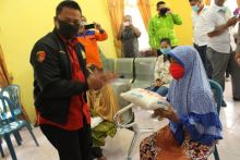 Polres Sergai Bakti Sosial Dan Salurkan 250 Karung Beras Di Desa Sei Buluh Seibamban