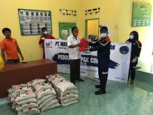 Peduli Covid-19, PT Waskita Karya Serahkan Paket Sembako untuk Warga Sekitar Proyek Tol