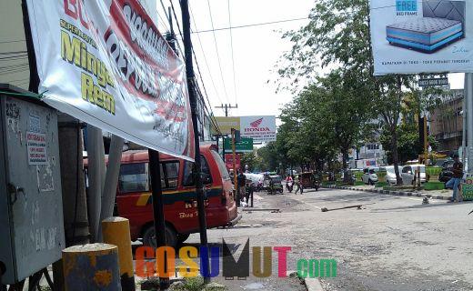 Sopir Angkot Protes Pedagang yang Memblokir Jalan Aksara