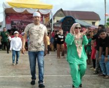 Keseruan Ketua DPRD Madina Perlombaan 17-an HUT RI Ke -78 di Banjar Sehat hingga Ikut Lomba Kelereng Bareng Keluarga 