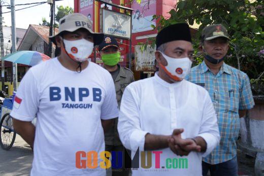 Bupati Labuhanbatu Bagikan 5.000 Masker di Simpang Enam