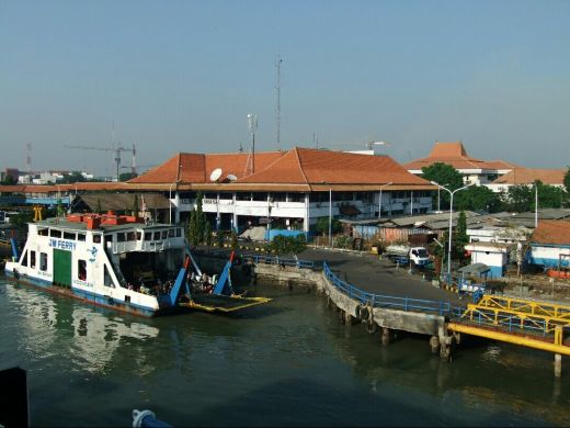Jokowi Berikan Kapal Ferry di Danau Toba