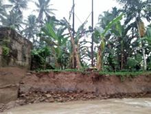 Hujan Terus Mengguyur Wilayah Mazino, Tiang Listrik Terancam Amblas