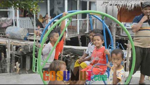 Tim Dosen USU Inisiasi Pembuatan Taman Bermain Anak di Desa Kampung Nelayan Seberang